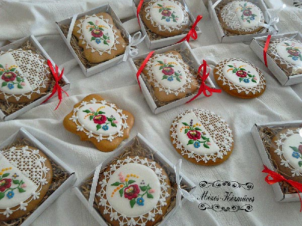 Kalocsai mintával díszített kis plakett