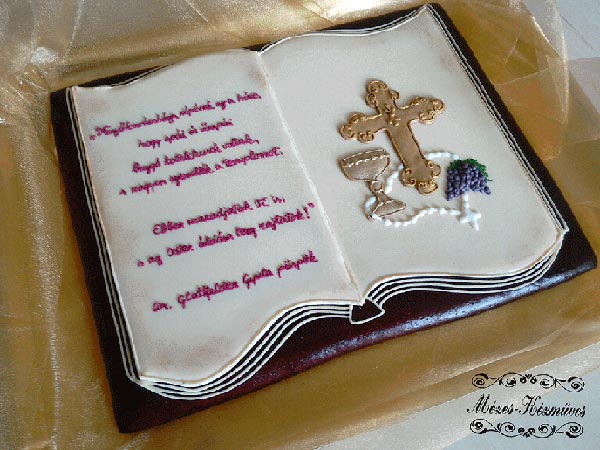 Könyv formájú plakett egyedi szövegezéssel és díszítéssel